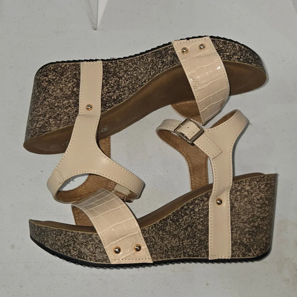 Weeboo Womens Beige Croc Embossed Wedge Sandals Ankle Strap Size 11 AC746